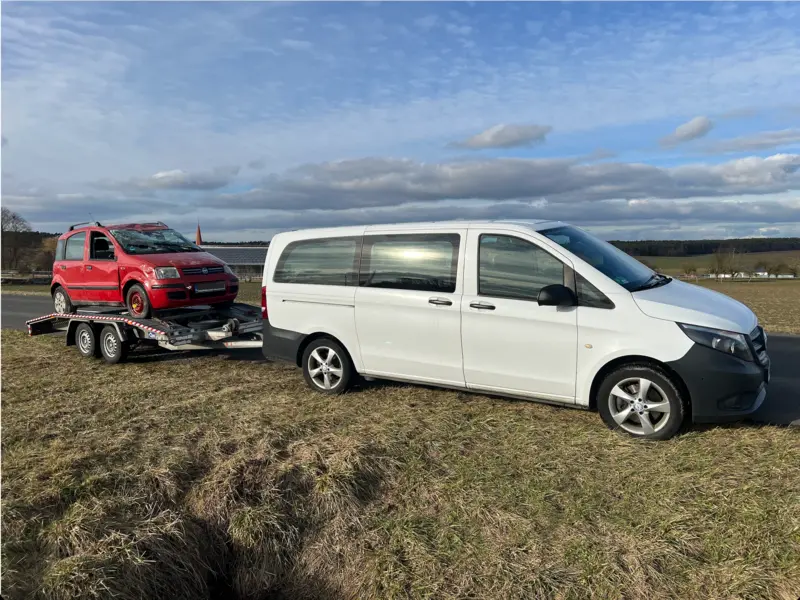 Autotransport auf dem Anhänger